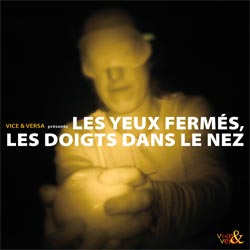 Les yeux fermés, les doigts dans le nez